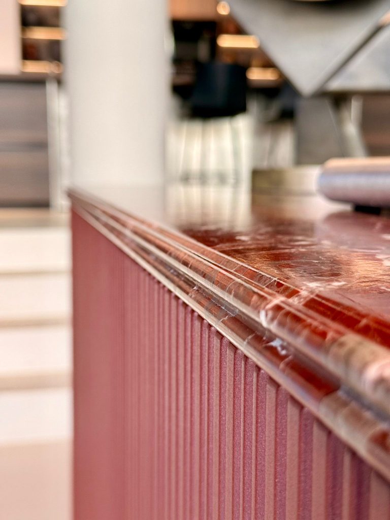 Moderner Küchenraum – roter Marmor und dunkle Akzente